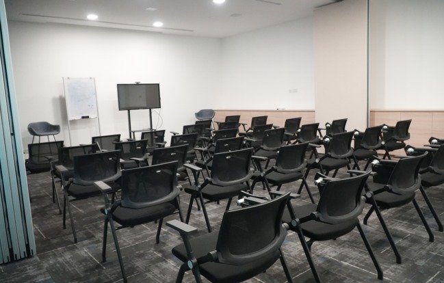 Workshop room with chairs, a whiteboard and a display